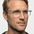 Orové transparent brun firkantet brille på model