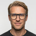 Carmino mat sort firkantet brille på model