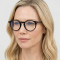 Tom Ford FT5557-B - 001 sort rund brille på model