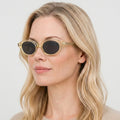 Virelle transparent gul oval solbrille på model
