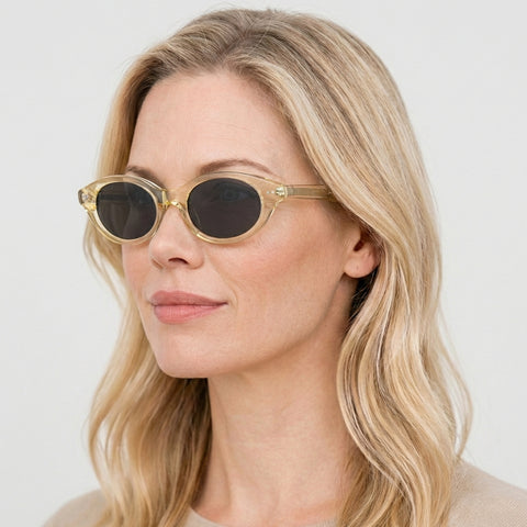 Virelle transparent gul oval solbrille på model