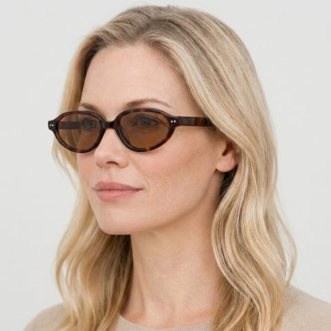 Aurevo tortoise oval solbrille på model