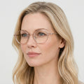 Isolde transparent lyserød rund brille på model