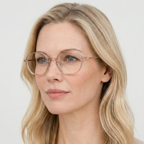 Isolde transparent lyserød rund brille på model