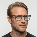 Ray-Ban WAYFARER EASE - 8225 - Transparent grå på model