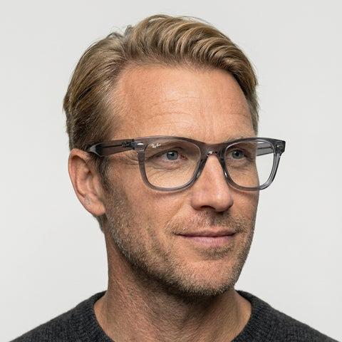 Ray-Ban WAYFARER EASE - 8225 - Transparent grå på model