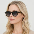 Caelum tortoise firkantet solbrille på model