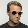 Virelle transparent gul oval solbrille på model