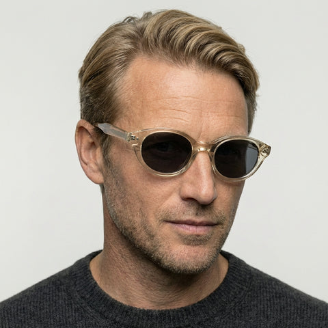 Virelle transparent gul oval solbrille på model