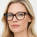 Orové tortoise firkantet brille på model