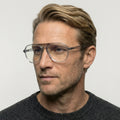 Tom Ford FT5981-B - 020 transparent grå aviator brille på model