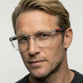 Prada Linea Rossa PS 06PV - 2AZ1O1 transparent rektangulær brille på model
