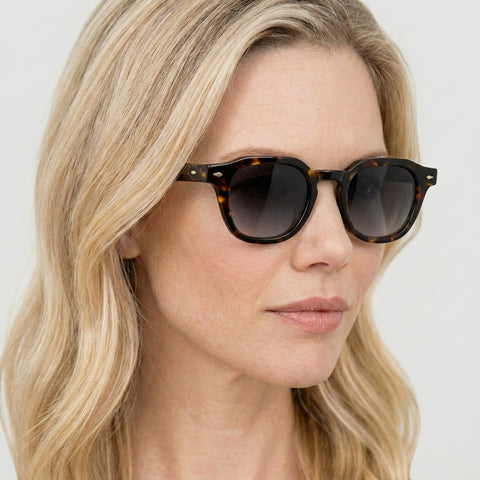 Caelum tortoise firkantet solbrille på model